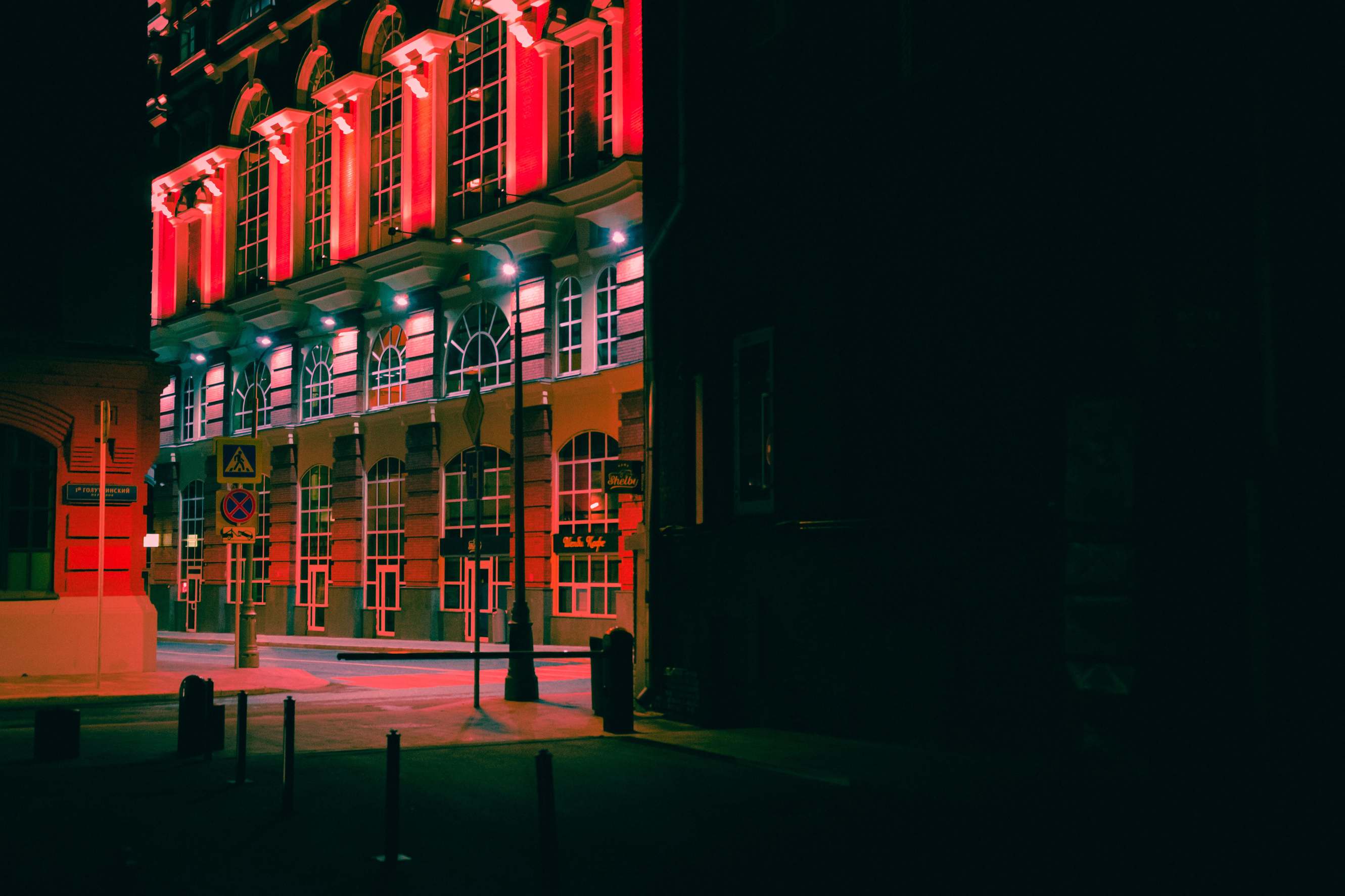 อาคารในเมืองยามค่ำคืนที่มีแสงสว่าง illuminated building architectural details