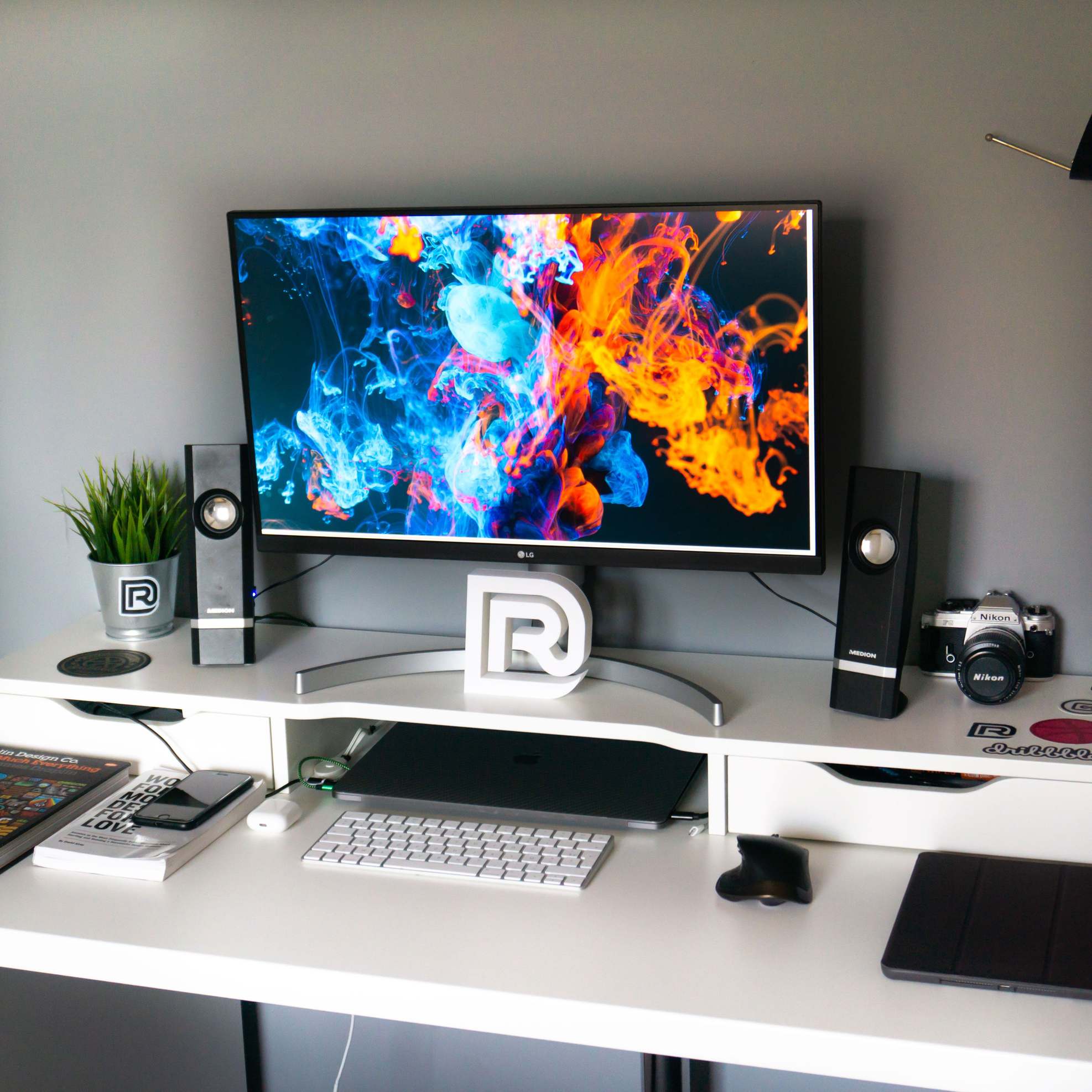โต๊ะทำงานที่มีอุปกรณ์คอมพิวเตอร์และสายเคเบิล office monitor widescreen